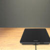 wooden desk with gray wall under light Lector RFID de Escritorio Chainway R3