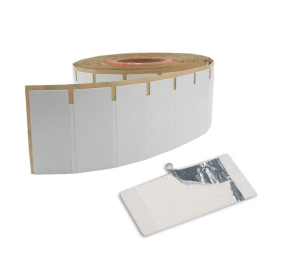 Etiqueta metálica con la leyenda Frágil de SolucionesRFID, resistente a la falsificación - Impinj Monza R6 Etiqueta RFID Antifalsificación Frágil 65x35mm - Chip Impinj Monza R6
